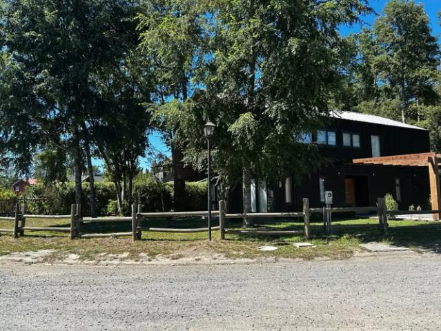 Vendo Amplia Casa en Condominio Pucón, 4D4B | 4 dormitorios por 8790.00 en Pucón