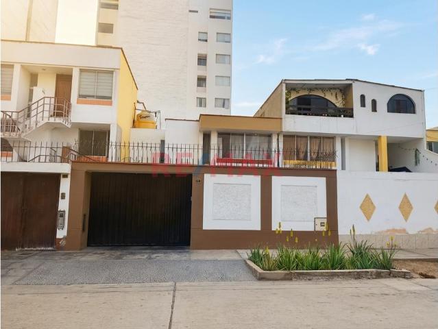 Vendo Amplia Casa Familiar De 160 M² Frente Al Colegio Claretiano. San Miguel