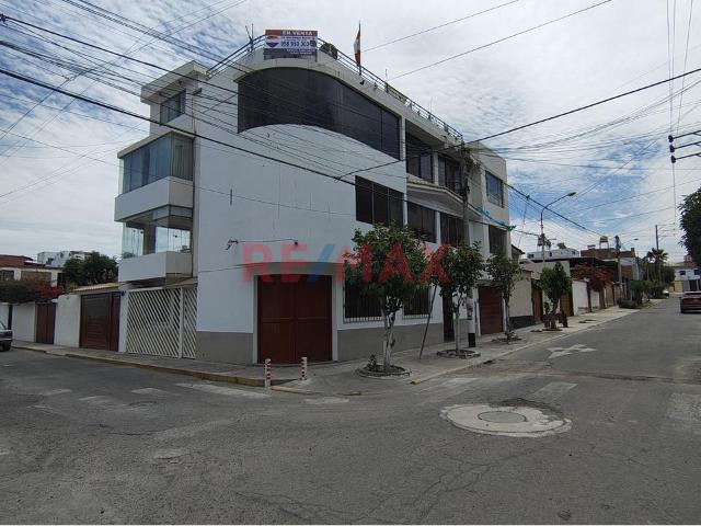 Vendo Amplia Casa Multifamiliar En Esquina En Urb. Lara – Socabaya