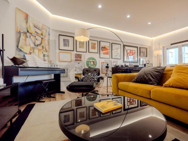 Vendo apartamento T4 totalmente renovado, com três WC, duas em suítes