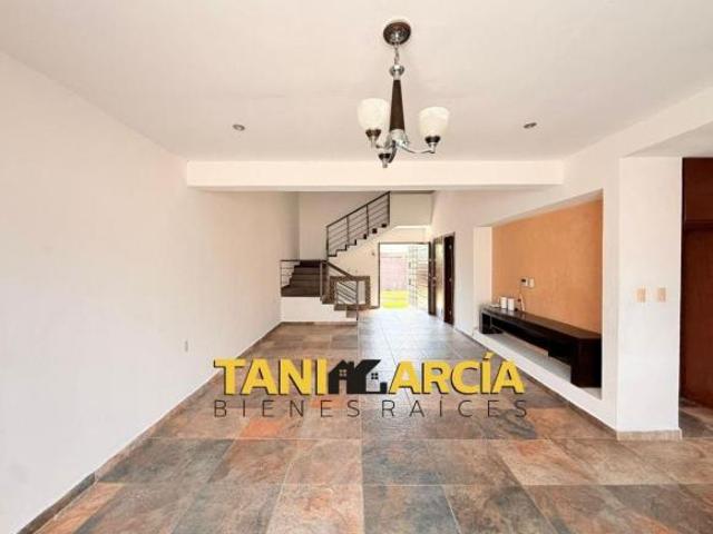 Vendo Bella Casa muy amplia en Córdoba, privada con portón eléctrico
