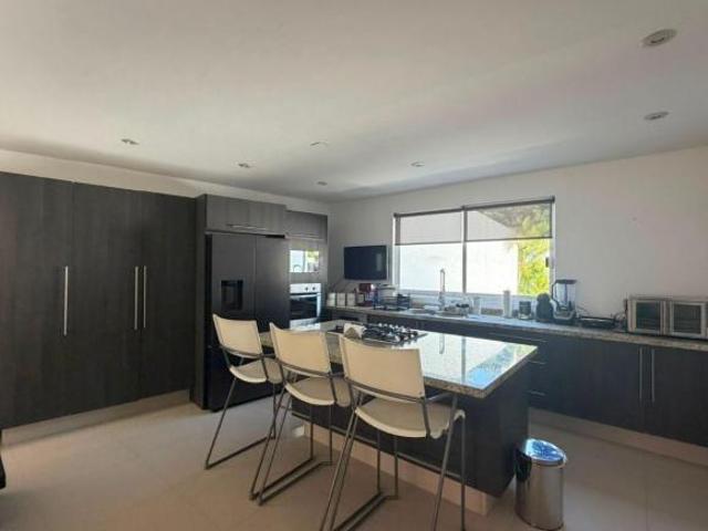 VENDO CASA MODERNA EN CUERNAVACA, FRACCC. CON SEGURIDAD TOTAL, BIEN UBICADA, CLIMA FRESCO