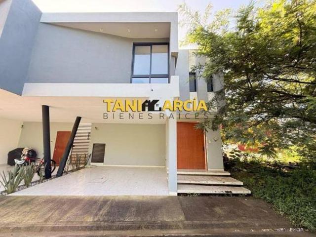 Vendo Casa Moderna en Fraccionamiento Privado en Fortín