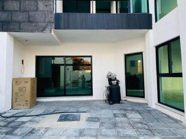 VENDO CASA NUEVA CON ALBERCA Y SEGURIDAD