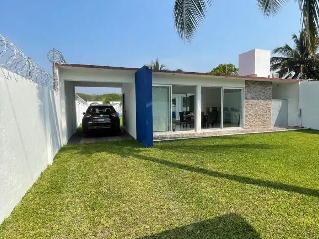 VENDO CASA A 400 MTS DE LA HERMOSA PLAYA DE CHALCHIHUECAN ideal para remodelar y ampliar