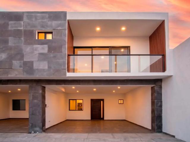 VENDO CASA A MINUTOS DE PLAZA COMERCIALES Y DEL MAR