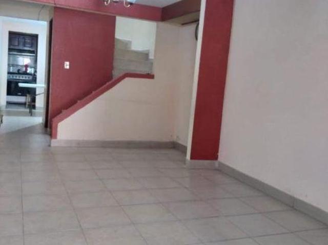 VENDO CASA BUENA DISTRIBUCIÓN CON AMPLIACIÓN EN COACALCO