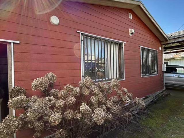 Vendo casa + cabaña en terreno de 260m2 a 8min. Del Centro | 3 Dormitorios por 210000. 00 en Valdivia