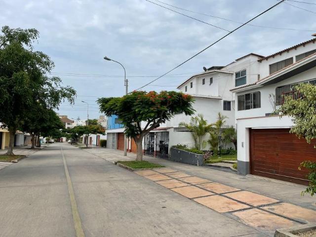 Vendo Casa Calle John Hassinger 1, San Borja Ref:a dos cuadras del pentágonito