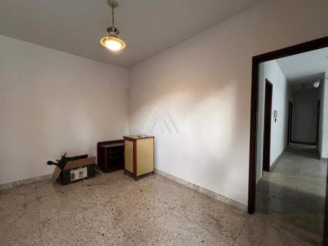 Vendo casa com 03 quartos + 01 escritório no Centro Itaúna/Mg!