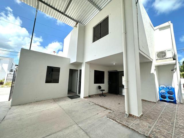 Vendo Casa con vista al mar de Puerto Ju?rez Residencia Villas Playa Blanca de 3 Rec en Esquina