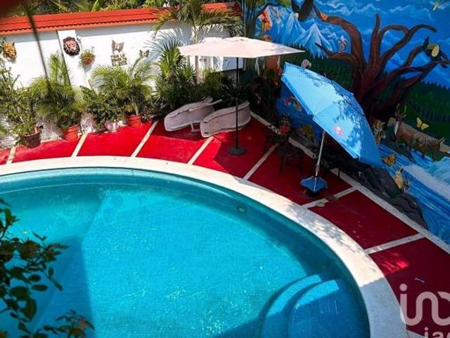 Casa con Alberca en Venta en San Rafael, Veracruz, Ideal para Proyecto Turístico
