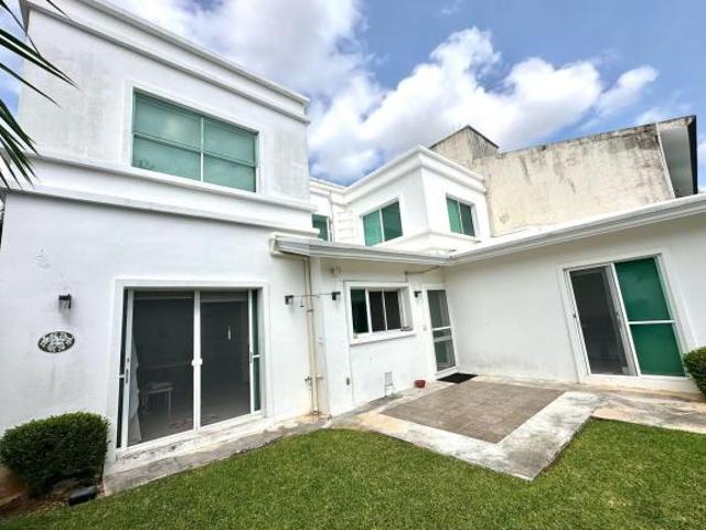 Vendo Casa con amplia alberca en Álamos SM 311 a una calle Av Huayacan de 5 Rec y 1 Bungaló