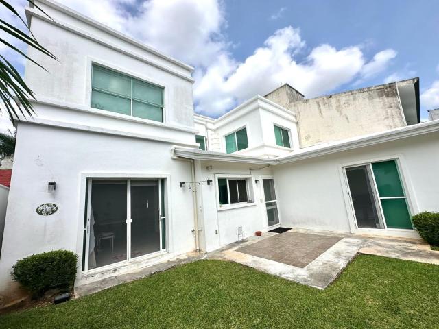 Vendo Casa con amplia alberca en ?lamos SM 311 a una calle Av Huayacan de 5 Rec y 1 Bungal?