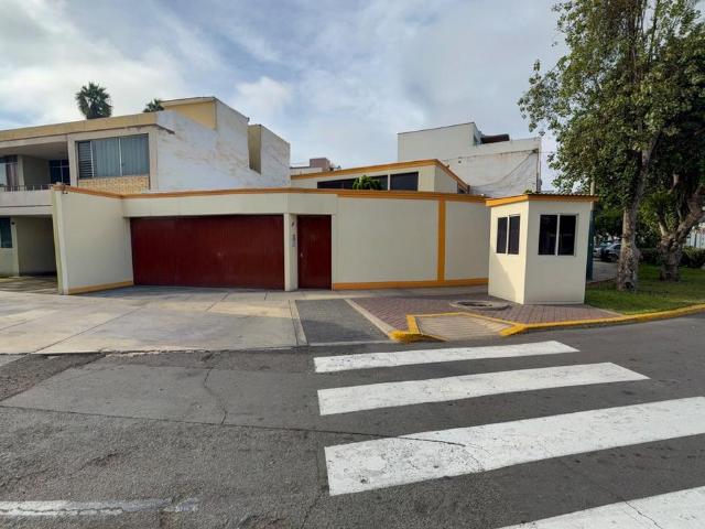 VENDO CASA CON JARDÍN INTERIOR EN SAN ISIDRO