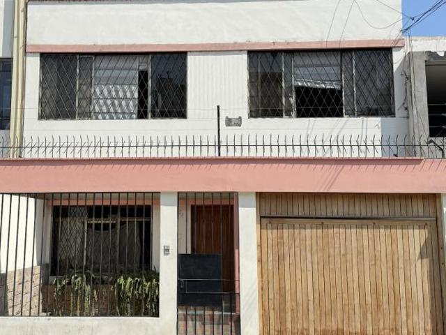 Vendo casa con m de terreno precio REMATE