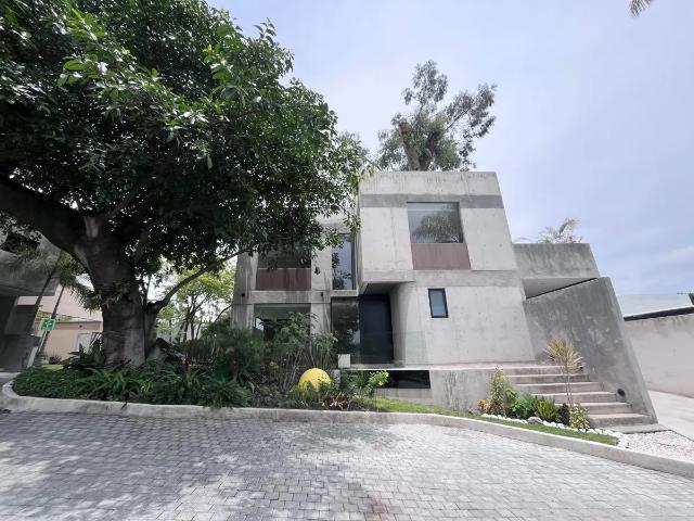 VENDO CASA CON OBRA ARQUITECTONICA, FUERA DE LO CONVENCIONAL EN EL CORAZON DE CUERNAVACA