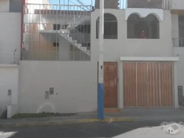 VENDO CASA DE DOS PÍSOS CON DOS DEPARTAMENTOS INDEPENDIENTES