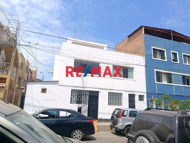 Vendo Casa De Tres Pisos Frente A Parque