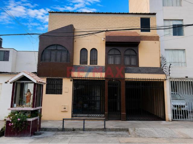 ¡Vendo Casa De 3 Pisos En Cercado De Lima – Ideal Para Vivir Y Generar Renta!