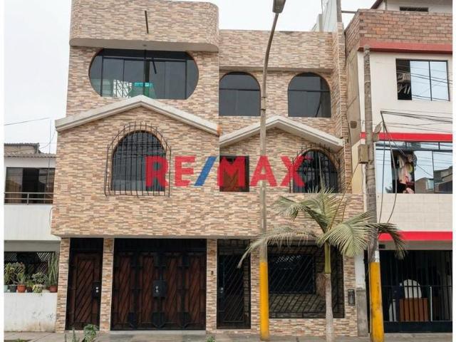 Vendo Casa De 420M2 De Tres Pisos Mas Azotea Frente A Parque En Comas