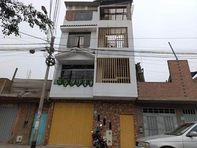 VENDO CASA DE 4 PISOS CON ESCALERA EXTERNA