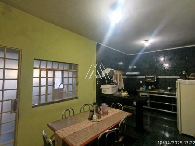 Vendo casa em Itaúna com 03 quartos com excelente localização
