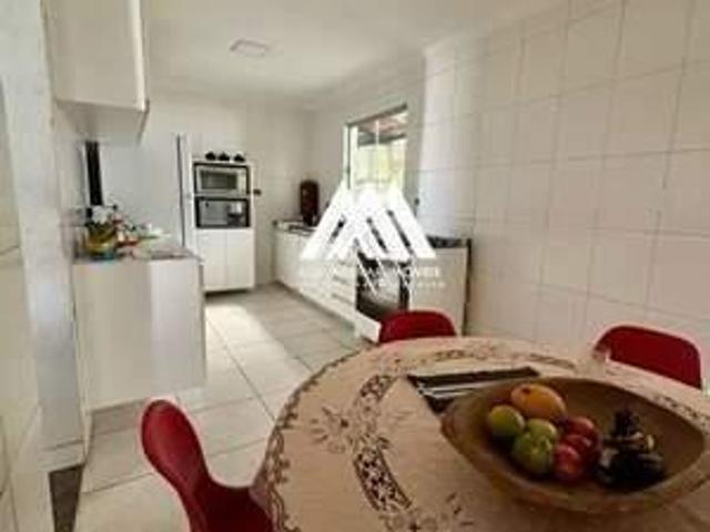 Vendo casa em Itaúna com excelente localização!