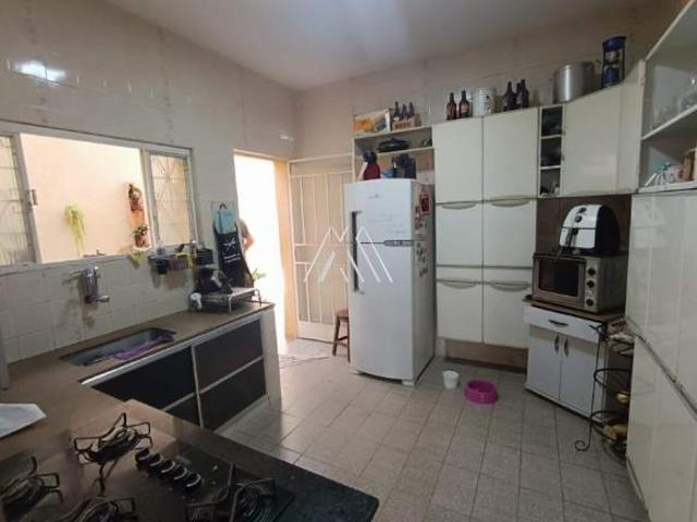 Vendo casa em Itaúna em excelente localização!