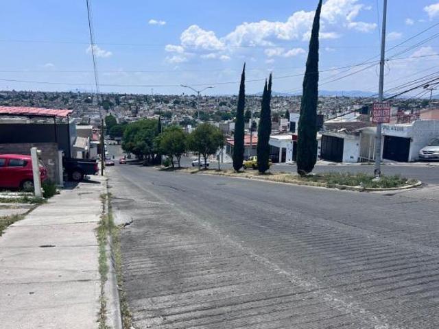 Vendo casa de 2 niveles en Jardines de Santiago, Qro. ideal para consultorio / oficinas $2,195,000