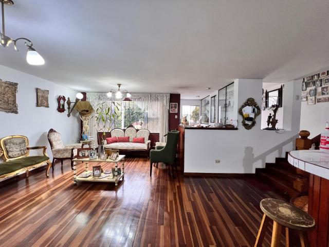 VENDO CASA EN AVENIDA PRECURSORES, IDEAL PARA PROYECTO INMOBILIARIO