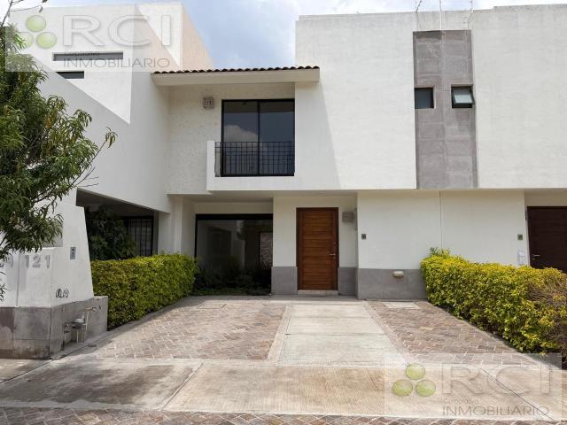 VENDO casa en BOSQUES DEL PEDREGAL zona Este frente a ?rea verde
