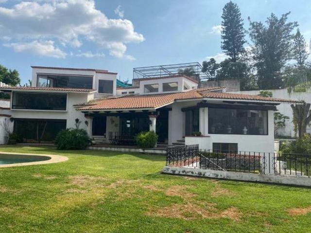 VENDO CASA EN CUERNAVACA, EXCLUSIVO FRACC. SUMIYA, 4 RECAMARAS, HERMOSO JARDIN, SEGURIDAD TOTAL