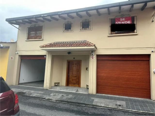 VENDO CASA EN EL CENTRO DE XALAPA, CERCA DE IGLESIAS, PARQUES ETC, IDEAL PARA NOTARIAS, ESCUELAS ETC