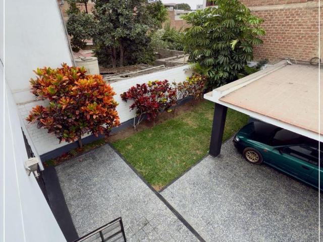 VENDO CASA EN ESQUINA AMPLIOS AMBIENTES EN CHORRILLOS