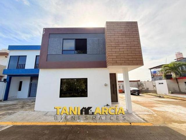 Vendo Casa en Esquina, Nueva en Fraccionamiento Privado, Córdoba