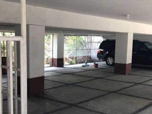 VENDO CASA EN LAS AGUILAS PARA REMODELAR. GRAN TERRENO, EXCELENTE ESTRUCTURA. APROVECHE. OFERTE