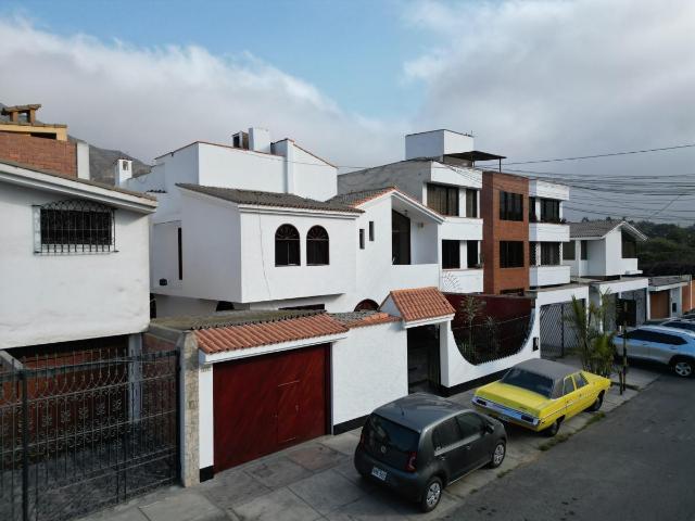 Vendo Casa en Surco. Estilo, Espacio, Tranquilidad Urbanización Exclusiva