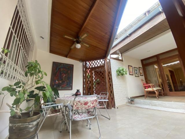 VENDO CASA EN URB. MIRAFLORES INCLUYE LOS MUEBLES