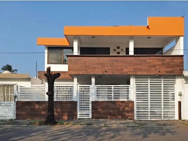 VENDO CASA EN VERACRUZ, CERCA DE LA UNIVERSIDAD CRISTOBAL COLON