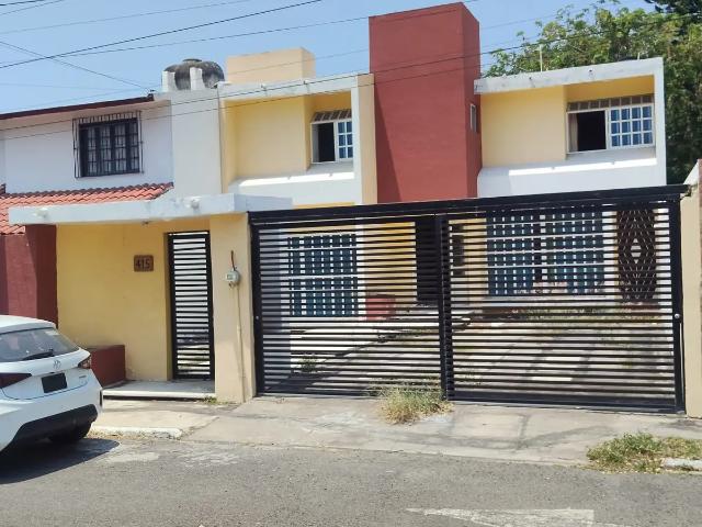 VENDO CASA EN VERACRUZ, CERCA DEL IMSS DIAZ MIRON