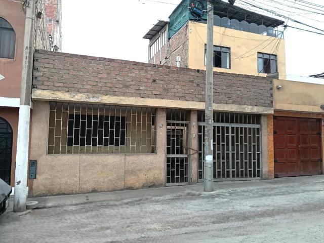 Vendo Casa Habitación Para Remodelar o como Terreno Cerca Colegio Maristas, Zona D, San Juan de Miraflores
