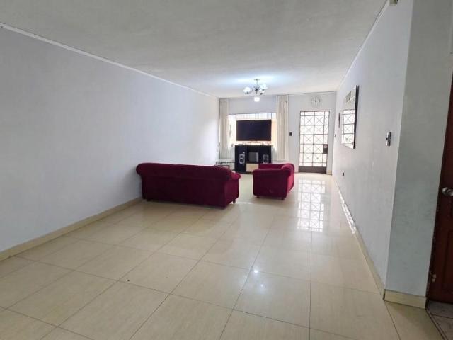 Vendo Casa Independiente de 2 pisos y azotea frente al Parque Madrid San Rafael Cercado Lima