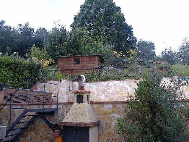 Casa indipendente con giardino a Pescia