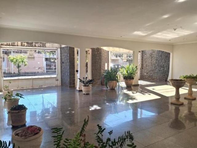 CASA = 5 banheiros, 5 vagas, 4 quartos, 3 salas, 2 escritórios