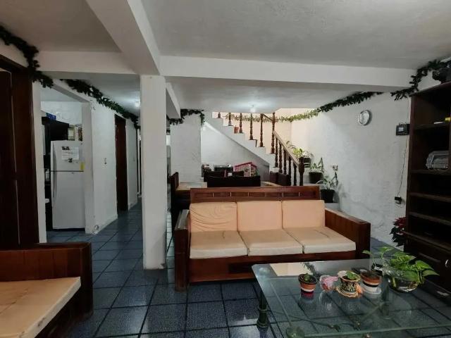 VENDO CASA SOLA EN COL. LOS MANANTIALES