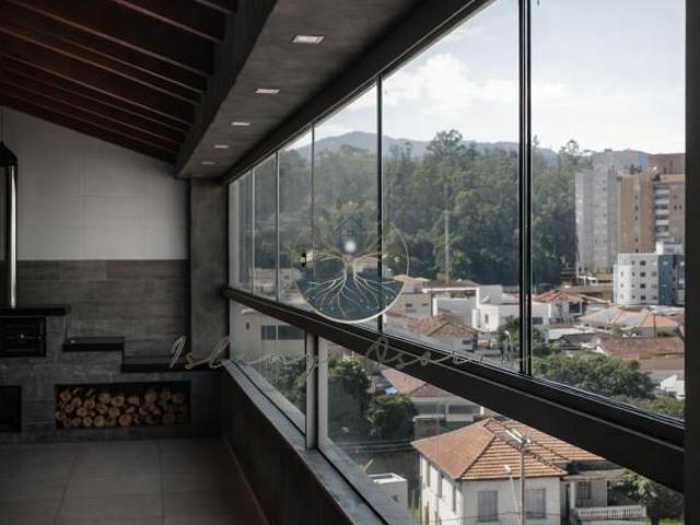 Vendo Cobertura Térrea, Vista Livre, Área Gourmet com fogão a lenha Centro de Itajubá MG