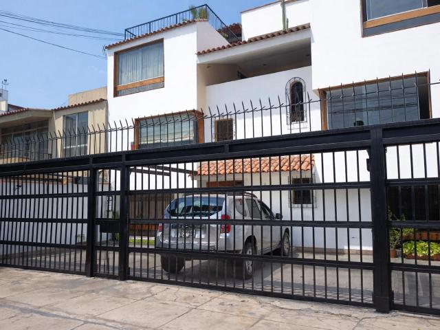 Vendo departamento remodelado en primer nivel con terraza – Urb. Higuereta!