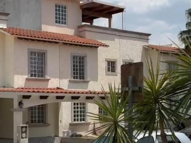 VENDO EN FRACC CANTERA CON ROOF CASA DE 3 PLANTAS IMPEC