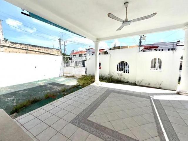Vendo Enorme casa para inversión en SM 50 av kinik de 9 recámaras